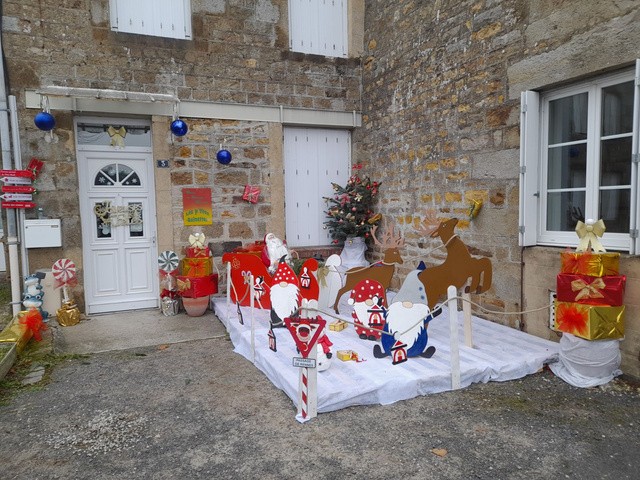 Image MAM 5 agrandie — Façade de la MAM décorée pour les fêtes de fin d'année